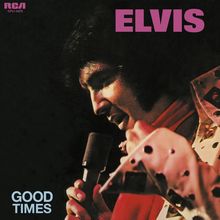 "ELVIS" und "GOOD TIMES" in lila und blau. Sänger mit Mikrofon und Showkleidung, rote Schal und dekoriertes Outfit.