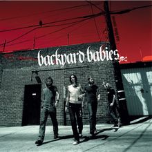 "backyard babies" in weißer Schrift auf Backstein. Vier Männer laufen, einer ohne Hemd. Roter Himmel und Graffiti.