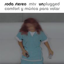 „Soda Stereo MTV Unplugged: Comfort y Música para Volar“ in weißer Schrift. Eine Frau in blauer Kleidung hält Fernbedienungen.