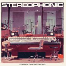 Text: „STEREOPHONIC. ORIGINAL CAST RECORDING.“ Ein Tonstudio mit Mischpult, Mikrofonen und Instrumenten.