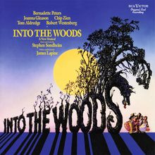 "Into the Woods" in gelber Schrift vor Mond. Baum und Wolfskopf. Menschen rechts. Zeichnung mit märchenhaftem Stil.