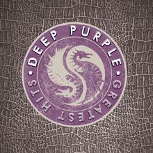 DEEP PURPLE GREATEST HITS: Lila Logo mit Drachen im Yin-Yang-Stil, auf grauem, texturiertem Hintergrund.