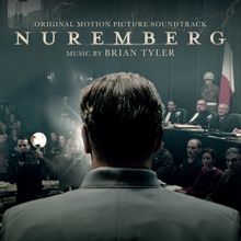 "Original Motion Picture Soundtrack, Nuremberg, Music by Brian Tyler." Rückenansicht einer Person in einem Gerichtssaal.