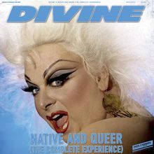 „Native and Queer (The Complete Experience)“. Person mit starkem Make-up und weißem Haar, dramatische Pose.