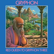 Text: "GRYPHON", "RED QUEEN TO GRYPHON THREE". Illustration: Ein alter Mann spielt Schach in einer malerischen Landschaft.