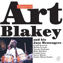 "Chippin' In: Art Blakey and his Jazz Messengers" mit Musikern genannt. Darunter spielt ein Schlagzeuger mit Freude.