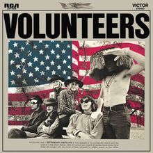"VOLUNTEERS" oben, "DATELINE PAZ—JEFFERSON AIRPLANE" unten. Fünf Personen vor einer US-Flagge, entspannt gekleidet.