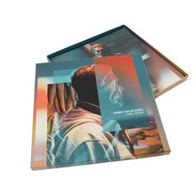 „ARMIN VAN BUUREN FEEL AGAIN“. Bunte, überlagerte Porträts eines Mannes in Jacke vor abstraktem Hintergrund.