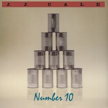 Oben: "J.J. CALE", unten: "Number 10". Zwölf gestapelte Dosen in Pyramidenform auf cremefarbenem Hintergrund.