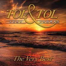 Der Text "Tol & Tol", "Cees Thomas", "The Very Best" über einer malerischen Meereslandschaft im Sonnenuntergang.