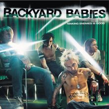 "BACKYARD BABIES", "MAKING ENEMIES IS GOOD", vier tätowierte, lässige Männer in einem Raum mit grünem Vorhang.