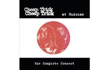 "Cheap Trick at Budokan – the Complete Concert" Text oben und unten, roter Kreis mit zwei Personen innen.