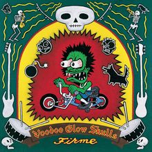 "Voodoo Glow Skulls", "Firme". Illustration eines grünen Monsters auf einem Fahrrad, umgeben von Skeletten und Symbolen.