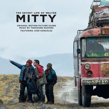 Oben steht "The Secret Life of Walter Mitty." Drei Personen stehen neben einem bunt beladenen Bus in einer bergigen Landschaft.