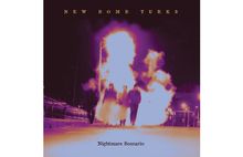 "New Bomb Turks" oben, "Nightmare Scenario" unten. Vier Personen gehen auf einer Straße, Feuer im Hintergrund, violette Töne.