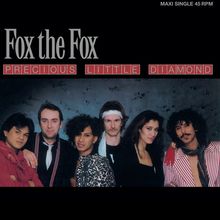 "Fox the Fox" in großen Buchstaben, darunter "PRECIOUS LITTLE DIAMOND". Eine Gruppe von sechs Personen posiert gemeinsam.