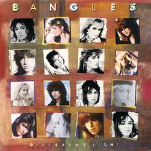 "Bangles Different Light" steht oben und unten. Frauenporträts in aufgeklebter Fotocollage auf farbigem Hintergrund.