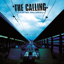 Text: "THE CALLING CAMINO PALMERO". Perspektive eines Bahnhofs mit Gleisen und überdachten Bahnsteigen.