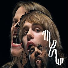 „Mew“ in weißer, handgeschriebener Schrift. Gesichter in surrealen, geschichteten Ebenen auf schwarzem Hintergrund.