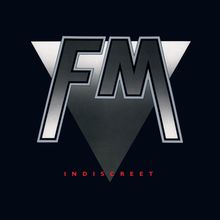 Ein Logo mit den großen Buchstaben "FM" vor einem grauen Dreieck, darunter in Rot "INDISCREET".