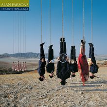 "ALAN PARSONS TRY ANYTHING ONCE". Menschen hängen kopfüber an Seilen über einer kargen Landschaft.