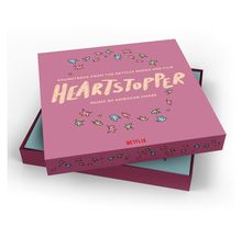 Auf einer rosa Box steht "Soundtrack from the Netflix Series and Film Heartstopper, Music by Adiescar Chase". Umgeben von Blättern.
