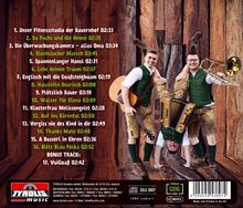 Titel einer Musikliste mit 17 Titeln, darunter "Unser Fitnessstudio der Bauernhof" und "Da Fuchs und die Henne". Drei Männer in bayerischer Tracht, einer kopfüber.