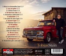 Playlist mit Titeln und Zeiten, "Tobias Stein", roter Dodge-Pickup, Mann lehnt lässig am Fahrzeug, Abendstimmung.