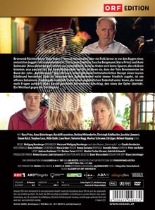 **ORF Edition**

Brennend flüchtet Bauer Sepp Huber über ein Feld. Ermittler sind ratlos. Äpfelbrennen, Edelbrand, alter Rezept, geheimnisvoll. 

Darunter sind Figuren, von denen eine Person ernst schaut, eine andere lächelt leicht und eine dritte Person ist fokussiert.