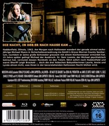 Text: "DIE NACHT, IN DER ER NACH HAUSE KAM ..."

Haddonfield, Illinois, 1963. Am Morgen nach Halloween [...]"

Ein Mann steht silhouettenhaft vor einem Haus, darüber zwei Filmbilder. Unten Datentabelle zu Laufzeit und Ton.