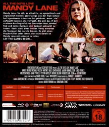 Der Text beschreibt den Film "All the Boys Love Mandy Lane" als spannenden Horrorfilm über ein beliebtes Mädchen. Enthält Inhaltsangabe, technische Details, Infos zu Audio, Untertiteln, Extras und Altersfreigabe FSK 18. Oben rechts ein Bild von einer blonden Frau, unten Szenenbilder.