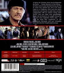 Ein Mann mit Mütze, ernstes Gesicht, Text erzählt von Rache und neuen Anfängen in L.A., umrahmt von Filmszenen.