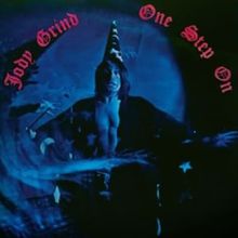 Text: "Jody Grind One Step On". Eine person in einem Zaubererhut und Umhang vor einem blauen, wirbelnden Hintergrund.