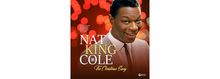 "Nat King Cole - The Christmas Song" steht im Fokus. Fröhliches, bokeh-hinterlegtes Design mit lächelndem Mann.