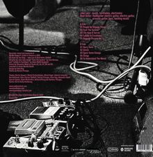 Albumtitel und Songliste: 

**A Side**
1. People Die Strange Things
2. Fuck The System
3. I Do Have A Secret
4. Lullaby In Fracktown
5. Baggage Reclaim No.14

**B Side**
1. Harry Kane
2. Zürich
3. Spare Some Change
4. Chrigu
5. To Understand The World

Im Hintergrund: Verstärker und Kabel.