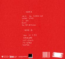 Roter Hintergrund mit handgeschriebenen weißen Tracklist-Titeln für Side A und Side B, Barcode unten rechts.