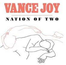 „Vance Joy“ und „Nation of Two“. Zwei schematische Zeichnungen von liegenden Personen, eine Art Illustration.
