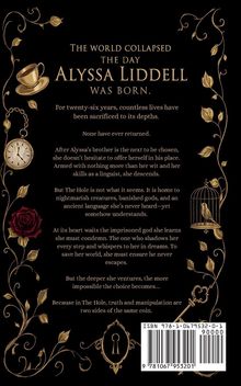 "The world collapsed the day Alyssa Liddell was born. For twenty-six years, countless lives have been sacrificed." Ornamentale Verzierung mit einer Teetasse, Taschenuhr und Vogelkäfig auf schwarzem Hintergrund.