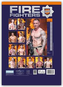 "FIRE FIGHTERS" oben. Männer in Feuerwehrhosen posieren vor Flammenhintergründen. Monate von Januar bis Dezember.