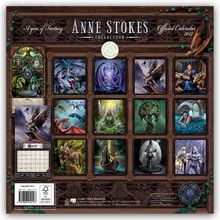 "Anne Stokes Collection: A Year of Fantasy". Kalender mit 12 Illustrationen von Fantasiewesen und -szenen umrahmt von Blättern.