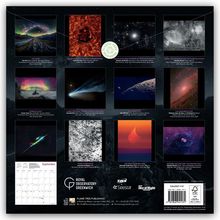 "The Edge," "Corona of Light," "Comet Leonard." Verschiedene Weltraumbilder in einem Kalenderformat mit Illustrationen von Galaxien.