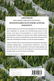AMSTERDAM: WIR HABEN 1.000 ORTE GETESTET. 30 DAVON GESCHAFFT. Tulpendetails im Hintergrund, Text und Verlagshinweise.