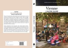 Titel: „Vienne – L’AUTRE GUIDE“. Nachtaufnahme eines belebten Cafés mit Menschen im Freien.