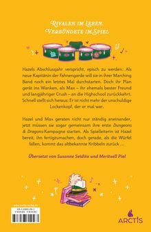 Text: "RIVALEN IM LEBEN, VERBÜNDETE IM SPIEL". Unter einem gelben Hintergrund sind Trommeln und Bücher mit einem Hut zu sehen.