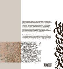 Text beschreibt die Verbindung von Natur und Schriftkunst durch Denise Lach. Rechts abstrakte Kalligraphien, links Texturen.