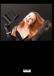 Eine Frau in schwarzem Kleid, mit Zylinder, lächelt. Sie trägt lange Handschuhe und eine Perlenkette.