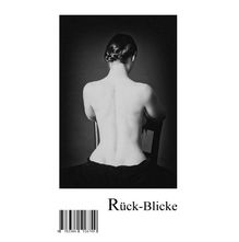 Text: "Rück-Blicke". Eine Person sitzt mit nacktem Rücken zu einem Stuhl gewandt. Schwarz-weiß Fotografie.