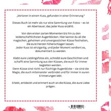 „Verloren in einem Kuss, gefunden in einer Erinnerung.“ Text umrandet von roten Pinselstrichen.