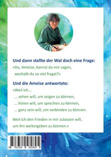 Ein Mann in grünem Hoodie schreibt in ein Notizbuch vor einem blauen Hintergrund.