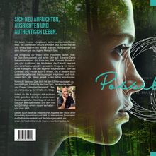"SICH NEU AUFRICHTEN, AUSRICHTEN UND AUTHENTISCH LEBEN." Porträt eines nachdenklichen Gesichts mit Waldhintergrund.